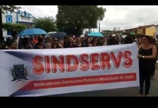 Servidores de Sapé paralisam atividades e protestam contra Prefeitura: ‘estão negando nossos direitos’