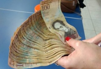 Catador acha dinheiro venezuelano no lixo, mas não consegue trocá-lo
