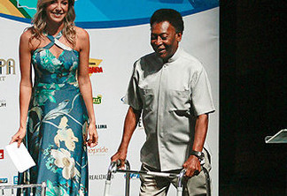 Pelé usa andador para chegar ao palco durante evento do Estadual do Rio - VEJA VÍDEO