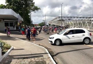 Protesto por moradias interdita trânsito em frente ao Centro Administrativo da Capital