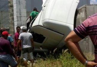 Caminhões batem de frente e acidente deixa feridos e BR-101 interditada na Grande João Pessoa
