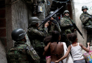 Soldiers take up a position during an operation after violent clashes between drug gangs in Rocinha slum in Rio de Janeiro, Brazil, September 22, 2017. REUTERS/Ricardo Moraes