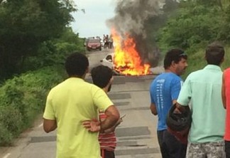 DOIS MORTOS: Carro pega fogo após colidir com moto em rodovia de Cajazeiras; VEJA VÍDEO