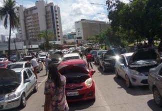 Motoristas de carros particulares paralisam veículos nas vias do Recife