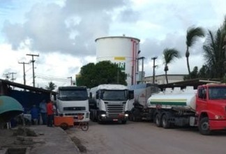 Com 250 caminhões retidos em Cabedelo, 70% dos postos da PB estão sem combustíveis