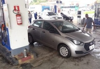 Homem tem carro roubado após passar três horas em fila de posto, na Paraíba