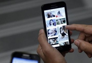 Mulher encontra pornografia no celular do marido e chama a polícia para expulsá-lo de casa