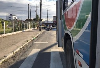 Acidente envolvendo um ônibus e uma moto deixa uma pessoa morta e outra ferida em João Pessoa