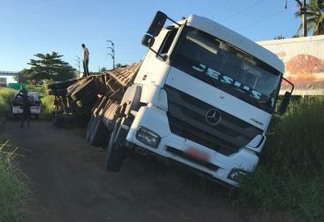 Caminhão tomba na BR-230 para evitar suposto assalto na estrada