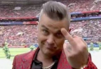 Leitura labial para identificar o motivo de Robbie Williams mostrar o dedo na Copa do Mundo