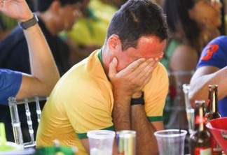 DECEPÇÃO: Torcedores choram a eliminação do Brasil nas quartas de final