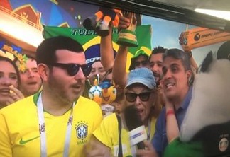 Torcedora invade transmissão e beija repórter da Globo ao vivo