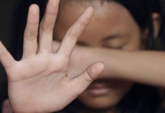 TRAGÉDIA: Criança foge após ver mãe sendo agredida em casa e quase é estuprada