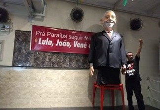 PT apresenta boneco gigante de Lula durante Encontro de Tática Eleitoral na Paraíba - VEJA VÍDEO!