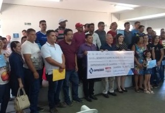 Prefeitura de Cajazeiras entrega cheques do Programa Empreender