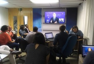 COBERTURA: jornalistas  credenciados acompanham debate na redação da TV Manaíra