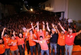 “Paraíba vai dizer nego ao atraso", diz João Azevêdo durante comício lotado em Picuí