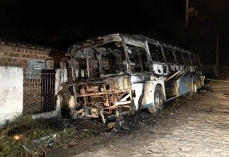 Ônibus fica destruído após incêndio na Zona Sul de João Pessoa