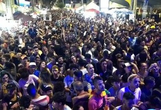 Domingo de festa: 17ª edição da Parada LGBT+ atrai milhares de pessoas à orla de João Pessoa