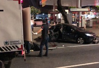 Carro com sete pessoas capota em avenida de João Pessoa e uma mulher morre após acidente