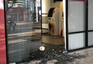 Quadrilha arromba caixa eletrônico de agência bancária na Avenida Epitácio Pessoa