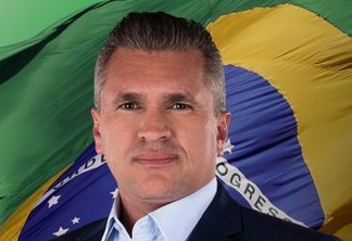 Julian Lemos rebate Ricardo: "O povo não é seu comissionado no Estado para viver debaixo da sua chibata! Bolsonaro é mito sim"