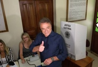 Candidato a presidência Alvaro Dias vota no Paraná