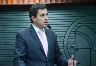De malas prontas, Gervásio defende fim da reeleição na ALPB e descarta aumento de salários