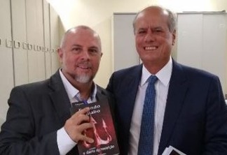 O livro “Fazendo o diabo - o diário da reeleição”, do Professor Renato Carneiro, foi lançado e apresentado pelo Desembargador José Ricardo Porto