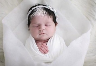 Bebê que nasceu com mecha branca no cabelo faz sucesso desde o parto