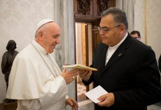 Papa Francisco recebe livro de paraibano sobre história de Dom Marcelo Cavalheira