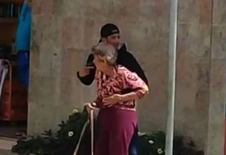 VEJA O MOMENTO: Assaltante rouba joalheria, faz idosa refém e é morto por PM na rua