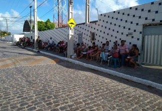 48H DE FILA: Pais dormem em filas para garantir vaga em escolas públicas de João Pessoa