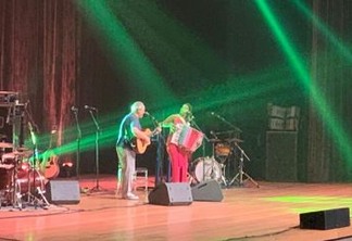 VEJA VÍDEOS: Toquinho e Lucy Alves cantam grandes sucessos em show no Teatro Pedra do Reino