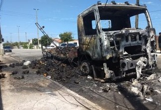VEJA VÍDEO: Mais de 2000 frangos são queimados vivos em ataque a caminhão no Ceará