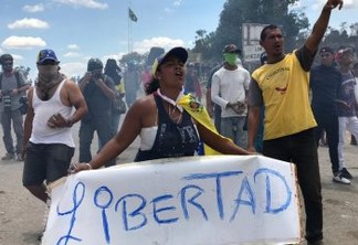 Manifestantes e militares venezuelanos entram em confronto novamente na fronteira com o Brasil
