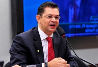 Aliado de Malafaia, Sóstenes Cavalcante formaliza candidatura à presidência da bancada evangélica