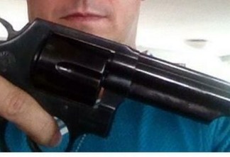 Professor da rede pública é preso depois de postar foto com arma em rede social