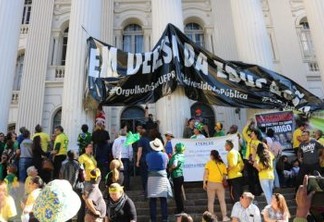 Manifestantes pró-Bolsonaro arrancam faixa em defesa da educação na UFPR - VEJA VÍDEO