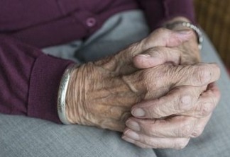 Idosa de 102 anos é suspeita de matar vizinha de quarto de 92 anos