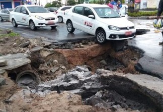 SUSTO: Cratera se abre em asfalto e carro fica pendurado, em João Pessoa