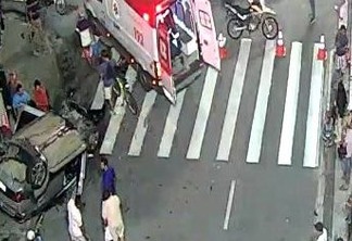 Carro capota na Avenida Epitácio Pessoa após colisão com outro veículo em frente ao Extra - VEJA O VÍDEO