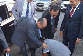 EXTREMA GRATIDÃO: Vereador se ajoelha e beija os pés de prefeito em agradecimento por construção de praça