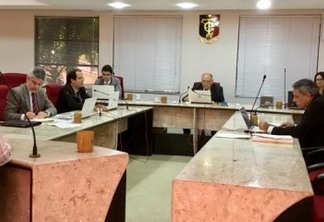 GASTOS EXCESSIVOS: ex-prefeito de Aroeira é multado em R$ 1,1 milhão por irregularidades em despesas do transporte escolar