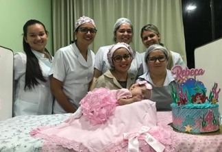 Bebê completa 4 meses e ganha ensaio fotográfico da equipe pediátrica do Hospital Alberto Urquiza Wanderley