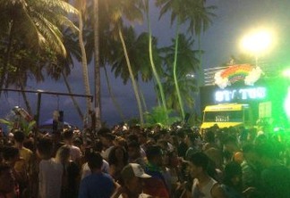 Centenas de pessoas participam da 18ª Parada do Orgulho LGBT em João Pessoa neste domingo
