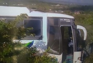ACIDENTE: Ônibus de turismo colide com cavalo e capota em rodovia na Paraíba