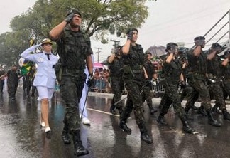 Sob chuvas, desfile cívico-militar reúne cinco mil pessoas em João Pessoa