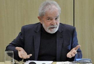 Com o livro de Janot na mão e 'gravata de presidente', Lula dispara: 'A casa está caindo'