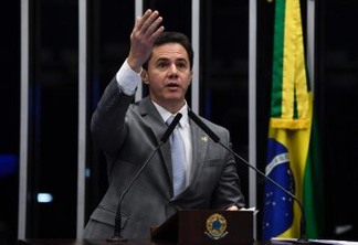 Senador Veneziano critica medidas do governo federal que afetam a Educação no Brasil